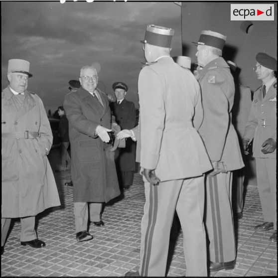 Le général Delange fait ses adieux aux officiers de la 10e région militaire (10e RM) à l'aérodrome de Maison Blanche.