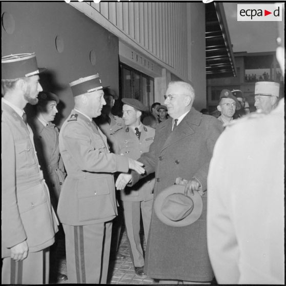 Le général Delange fait ses adieux aux officiers de la 10e région militaire (10e RM) à l'aérodrome de Maison Blanche.