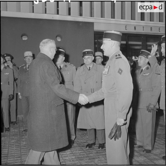 Le général Delange fait ses adieux aux officiers de la 10e région militaire (10e RM) à l'aérodrome de Maison Blanche.