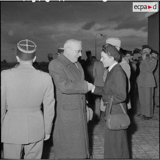 Le général Delange fait ses adieux aux officiers de la 10e région militaire (10e RM) à l'aérodrome de Maison Blanche.