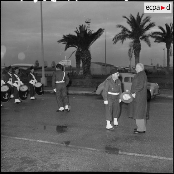 Le général Delange salue les musiciens du 13e régiment de tirailleurs sénégalais (13e RTS).