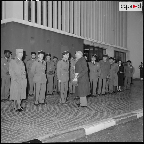Le général Delange fait ses adieux aux officiers de la 10e région militaire (10e RM) à l'aérodrome de Maison Blanche.