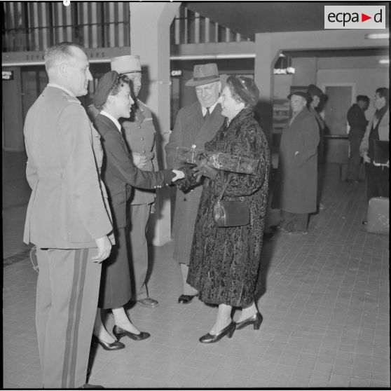 Remise d’un bouquet à l'épouse du général Delange.