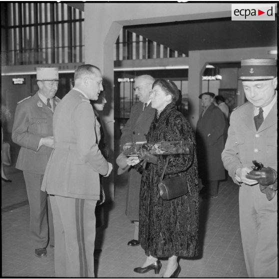 Remise d’un bouquet à l'épouse du général Delange.