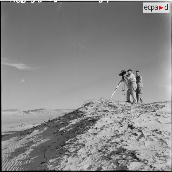 Les opérateurs Gérard Py et André Diot avec leur caméra dans le désert.