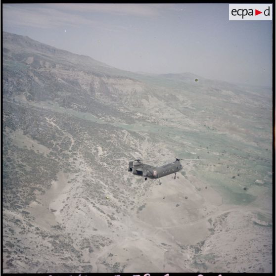 Un hélicoptères Vertol H-21 au dessus du territoire algérien.