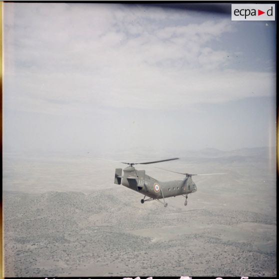 Un hélicoptères Vertol H-21 au dessus du territoire algérien.