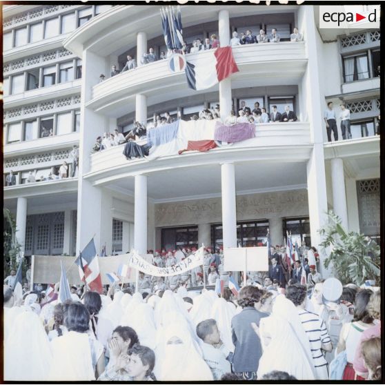 La foule devant le palais du gouvernement général lors de la visite de Jacques Soustelle à Alger.