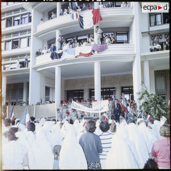 La foule devant le palais du gouvernement général lors de la visite de Jacques Soustelle à Alger.