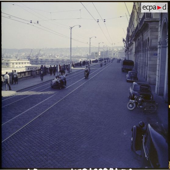 Une rue d’Alger lors de la visite de Jacques Soustelle.