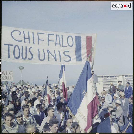 Manisfestants de Chiffalo arborant le drapeau tricolore.