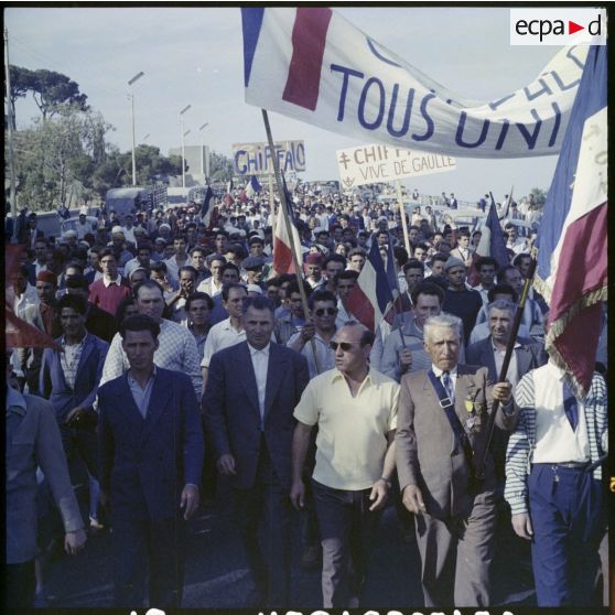 la foule se dirigeant vers le palais du gouvernement général à Alger lors de la visite de Jacques Soustelle.