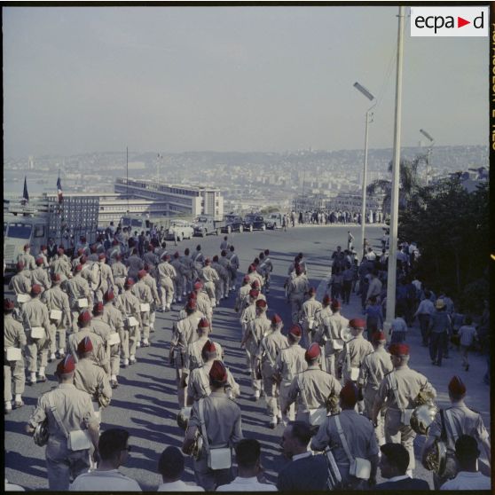 La musique militaire du 9e Régiment de zouaves (9e RZ) lors de la visite de Jacques Soustelle à Alger.