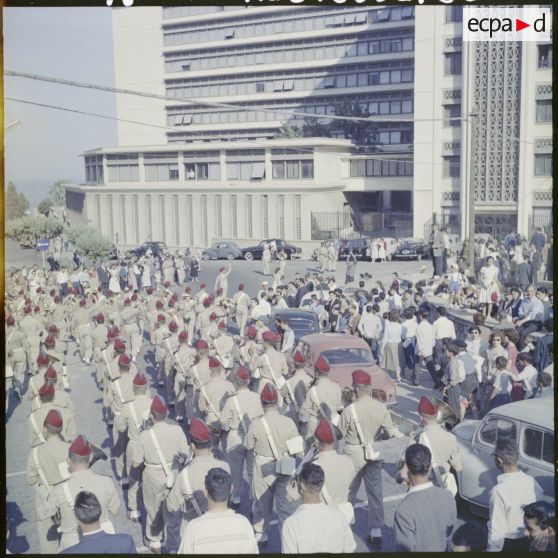 La musique militaire du 9e Régiment de zouaves (9e RZ) lors de la visite de Jacques Soustelle à Alger.
