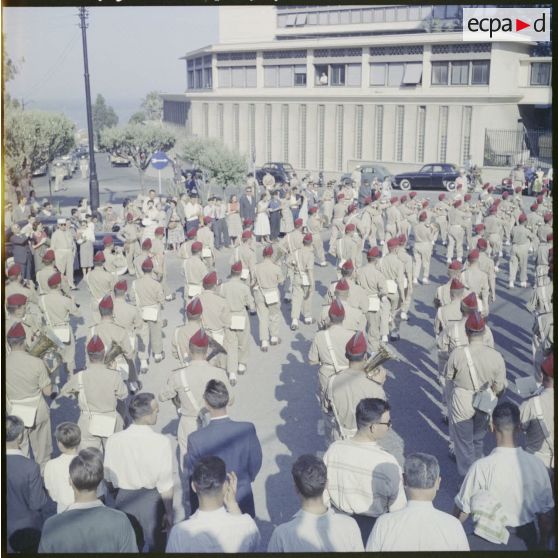 La musique militaire du 9e Régiment de zouaves (9e RZ) lors de la visite de Jacques Soustelle à Alger.