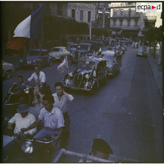 Manifestants dans les rues d’Alger lors de la visite de Jacques Soustelle.