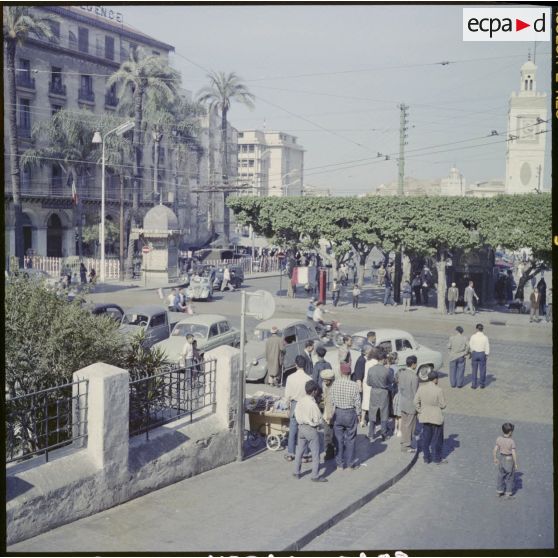 Un rue d’Alger lors de la visite de Jacques Soustelle.