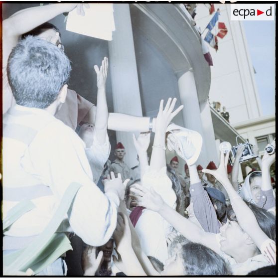 La foule en liesse lors de la visite de Jacques Soustelle à Alger.