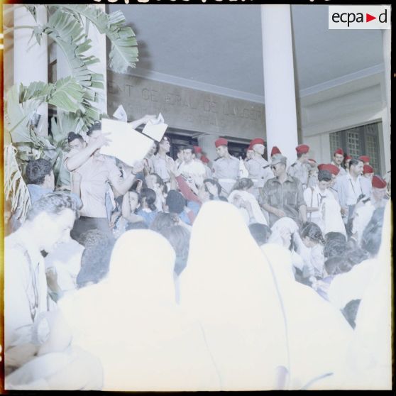 La foule en liesse lors de la visite de Jacques Soustelle à Alger.