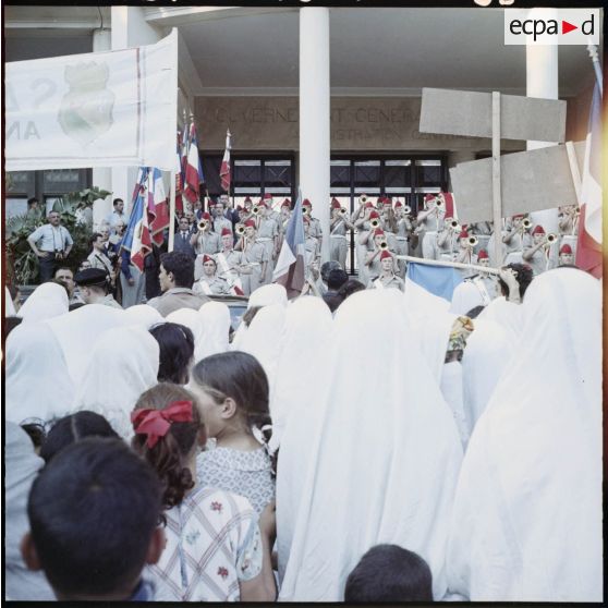 La musique militaire du 9e Régiment de zouaves (9e RZ) lors de la visite de Jacques Soustelle à Alger.