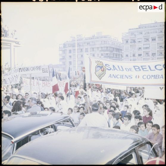 Les banderolles lors de la visite de Jacques Soustelle à Alger.
