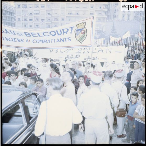 Les banderolles lors de la visite de Jacques Soustelle à Alger.