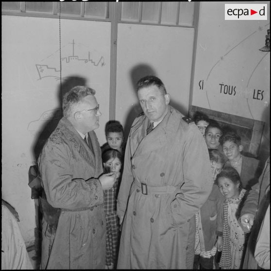 Le général Desjours discute avec le chef d’escadron Vogel à l’occasion d’une distribution de vêtements dans une école de Sidi Yahia.