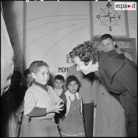 Madame Massu avec les enfants d’une école de Sidi Yahia.