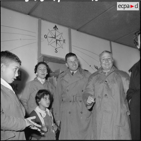 Le général Desjours avec son épouse et le colonel Pechaudra lors d’une distribution de vêtements dans une école de Sidi Yahia.