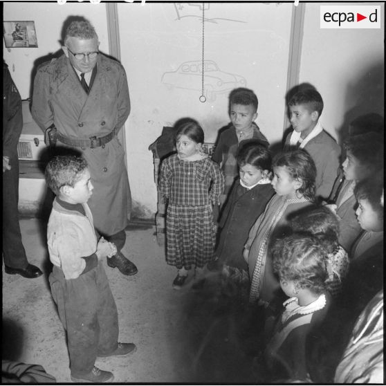 Un groupe d’enfants chante dans une école.