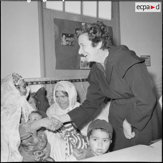 Madame Massu salue les mères des élèves.