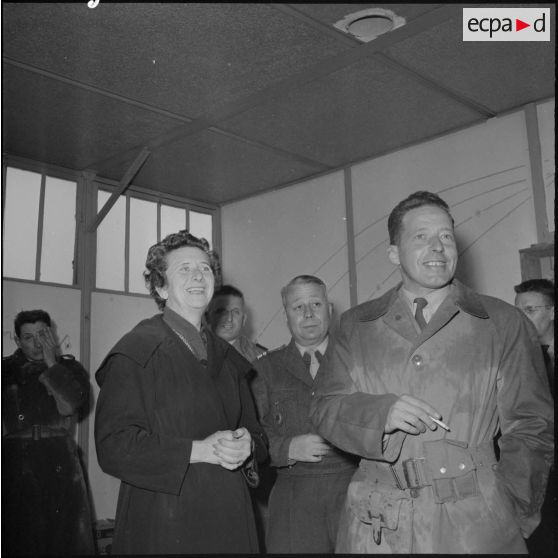 Madame Massu en compagnie du capitaine Courbon, commandant la section administrative spécialisée (SAS) de Sidi Yahia.