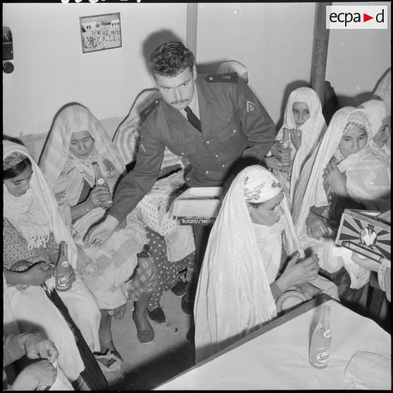 Distribution de gâteaux dans une école de Sidi Yahia par le maréchal des logis Galenski, adjoint au capitaine commandant la section administrative spécialisée (SAS).