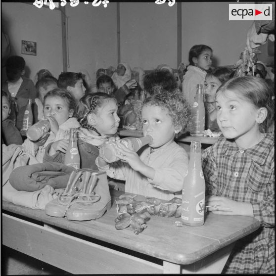 Distribution de gâteaux dans une école de Sidi Yahia.