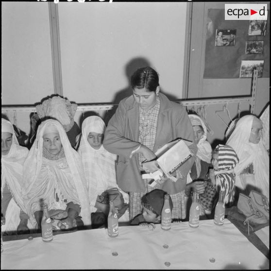 Distribution de gâteaux par une jeune fille dans une école de Sidi Yahia.