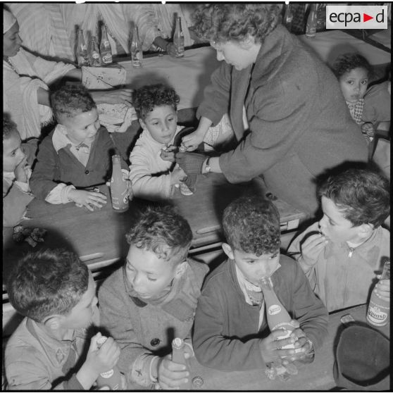 Distribution de gâteaux et de boissons  par madame Navarro dans une école de Sidi Yahia.