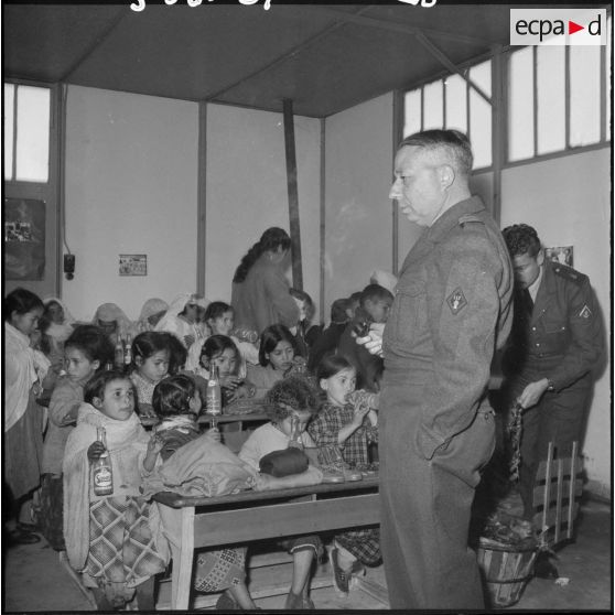 Le colonel Pechaudra lors d’une distribution de gâteaux et boissons dans une école de Sidi Yahia.