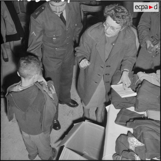 Distribution de vêtements à des élèves de Sidi Yahia par madame Navarro.