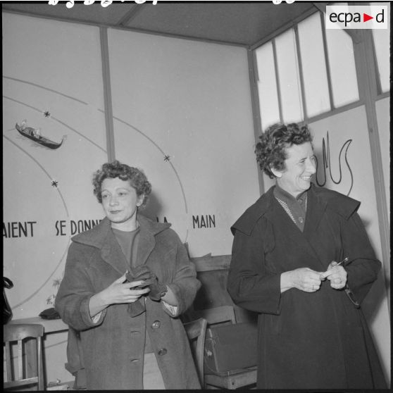 Madame Navarro et madame Massu lors d’une distribution de vêtements dans une école.