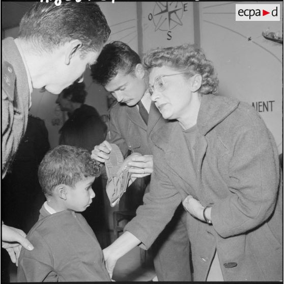 Madame Navarro aide un élève à s’habiller.