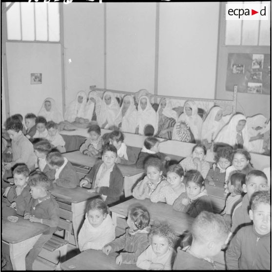 Une classe de Sidi Yahia. Au fond, les mères des élèves.