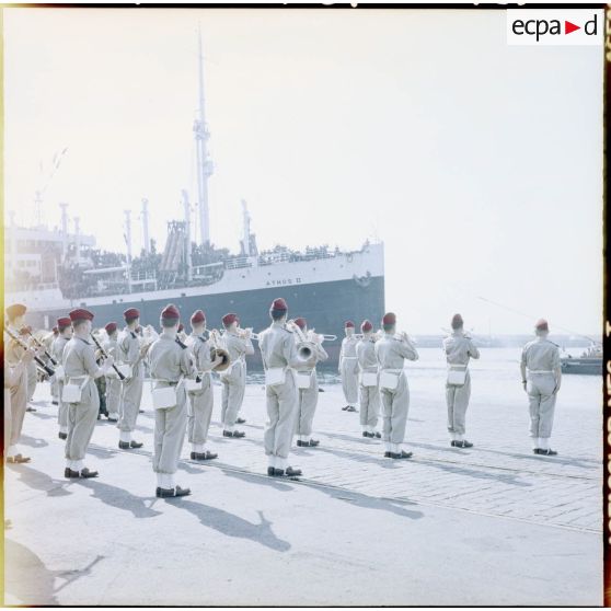 L'Athos II quitte le port d'Alger.