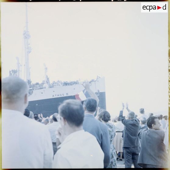 La foule fait ses adieux aux militaires embarqués sur l'Athos II, qui quitte le port d'Alger.