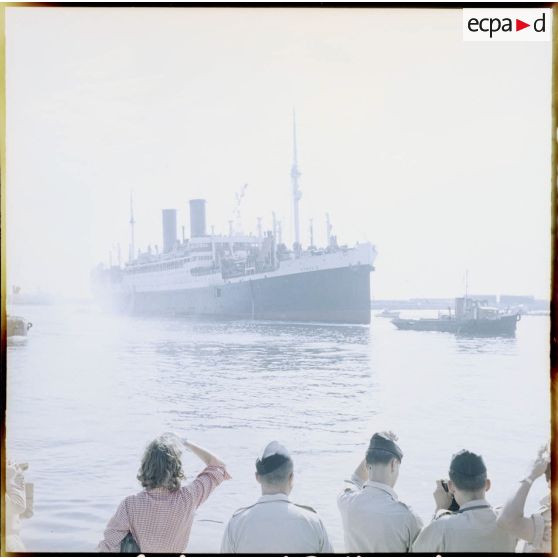 L'Athos II quitte le port d'Alger, avec à son bord de nombreux militaires.