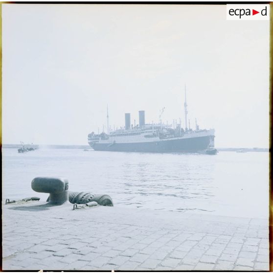 L'Athos II quitte le port d'Alger, avec à son bord de nombreux militaires.