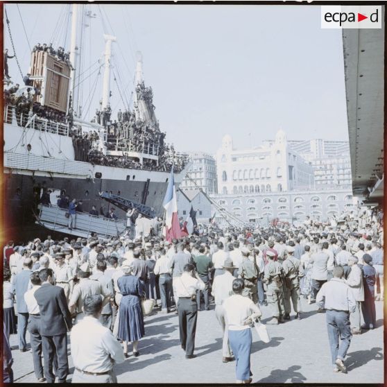 La foule accompagne le départ de l'Athos II, qui quitte le port d'Alger.