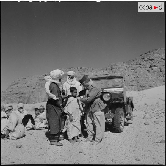 Action d'une équipe de l'aide médicale gratuite (AMG) dans un village du massif montagneux de Tassili difficile d'accès.