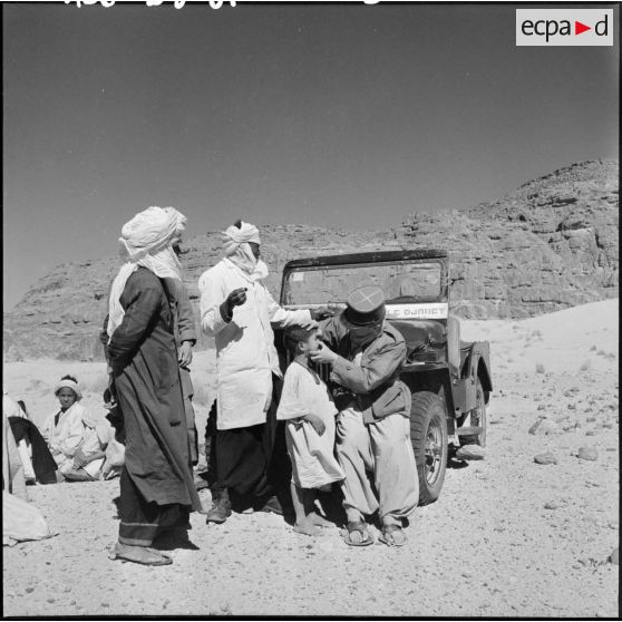 Action d'une équipe de l'aide médicale gratuite (AMG) dans un village du massif montagneux de Tassili difficile d'accès.