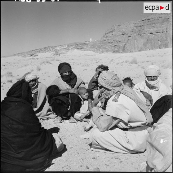 Action d'une équipe de l'aide médicale gratuite (AMG) dans un village du massif montagneux de Tassili difficile d'accès.