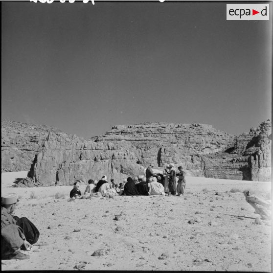 Action d'une équipe de l'aide médicale gratuite (AMG) dans un village du massif montagneux de Tassili difficile d'accès.